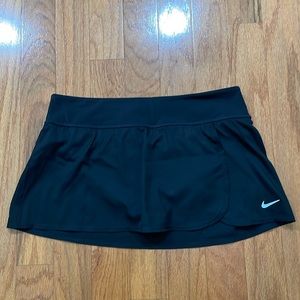 Nike woman’s Black Skort Tennis Size Large Zippered Key Pocket